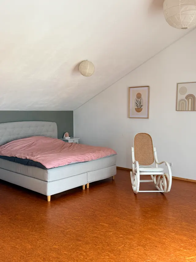 Helles Schlafzimmer mit natürlichen Farben