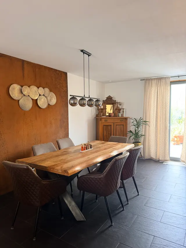 Heller Essbereich mit großem Holztisch